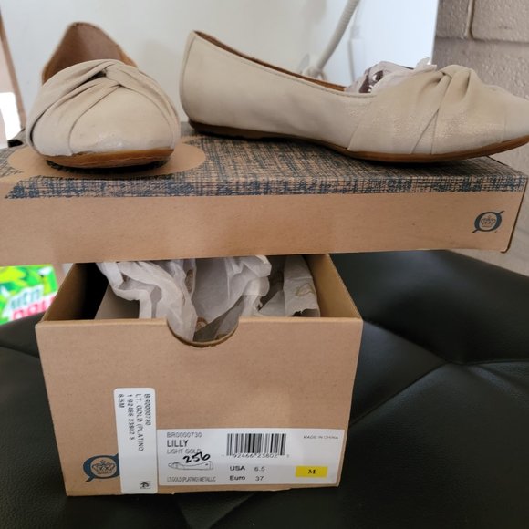 BRAND NEW INBOX BORN WOMENS FLATS Size 6.5 - Picture 2 of 3